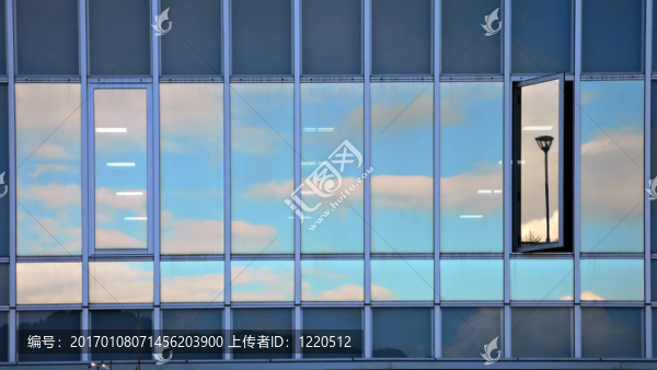 摘要反射天空