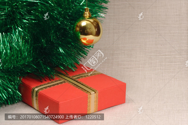 禮品盒；球和金屬箔