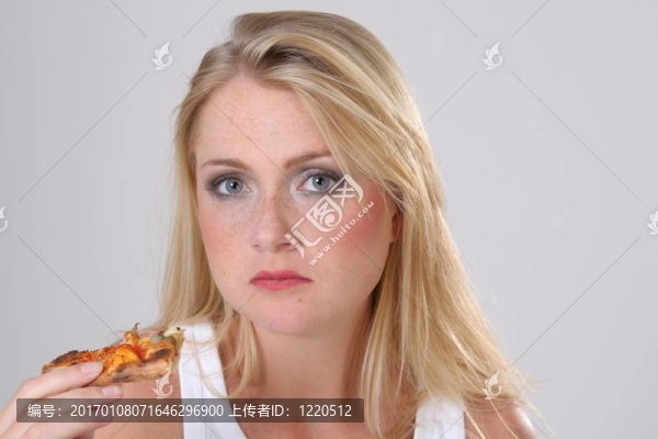 女孩和比薩