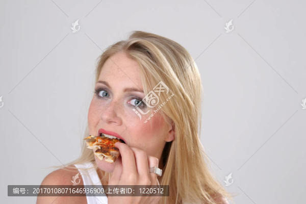 女孩吃披薩