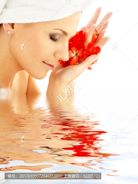 紅花瓣的夫人在水里
