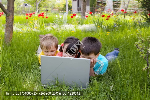 孩子們在花園里