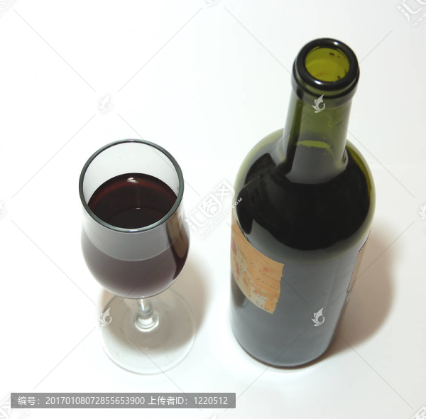 葡萄酒和白色的玻璃