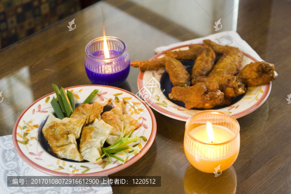 雞肉餃子和雞翅膀
