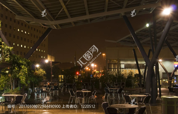 夜晚的露天咖啡館