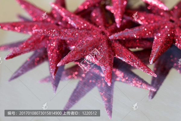 閃亮的表面上的紅色星星