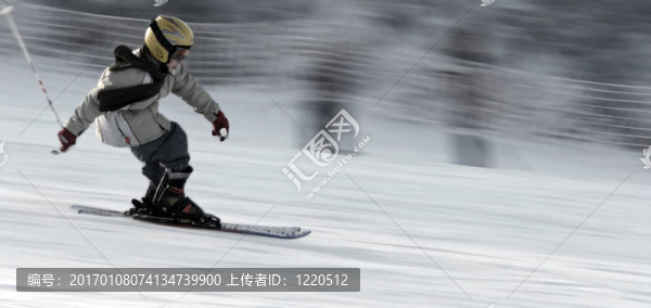 小的滑雪者