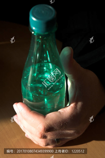自然光中的礦泉水瓶