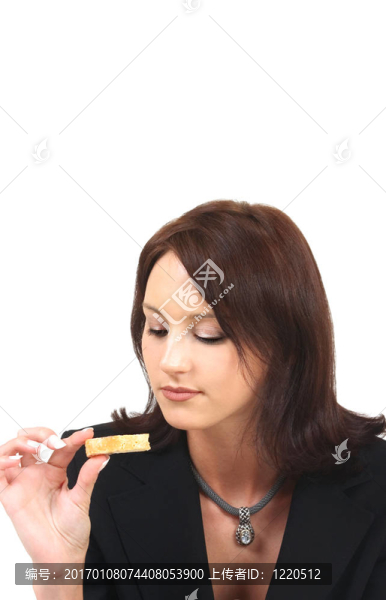 年輕的女人用一塊餅干