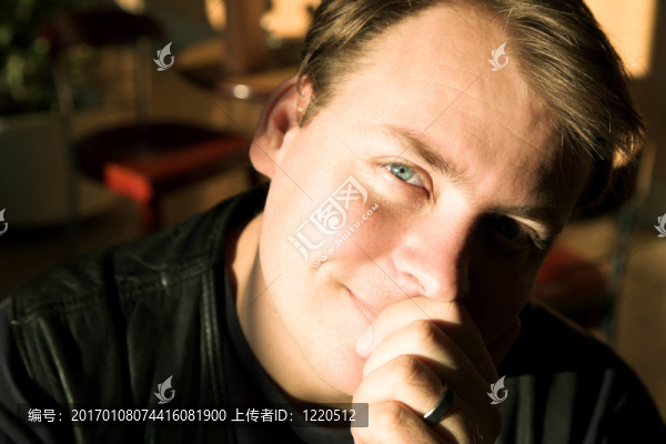 自然光中的年輕人