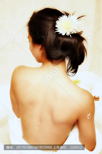 年輕女性的背后