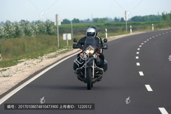 騎摩托車的人