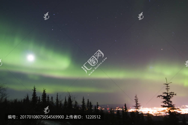 在費(fèi)爾班克斯阿拉斯加全Moon和活躍多彩的極光