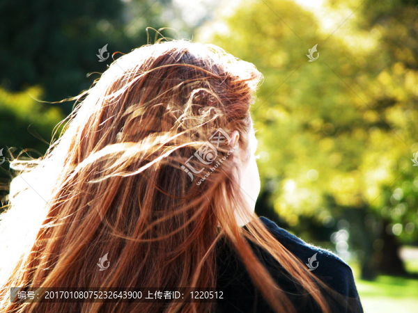 公園里的紅頭女孩