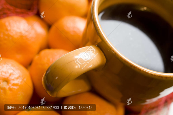 橙色背景上的咖啡杯