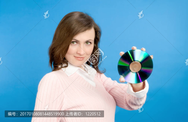 年輕女子抱著光盤
