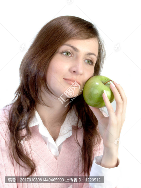 女子拿著蘋果