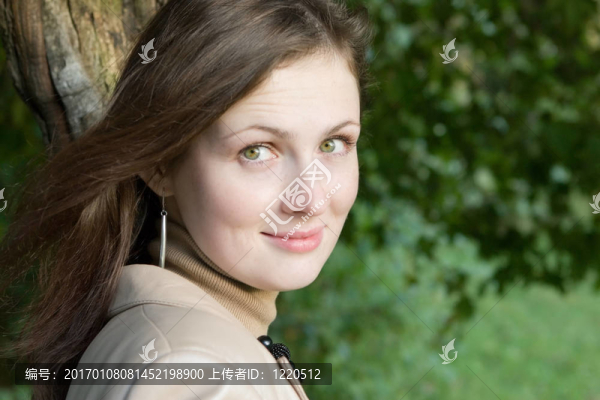 在秋天的公園里的年輕女人
