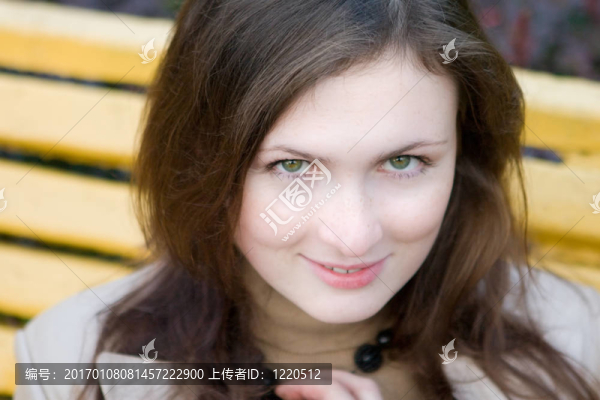 在秋天的公園里的年輕女人