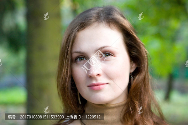 在秋天的公園里的年輕女人