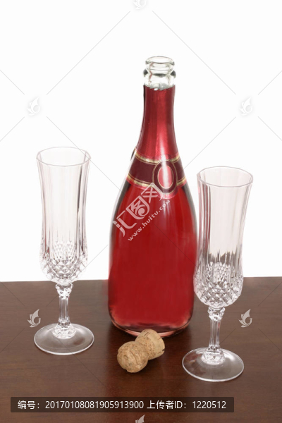 一瓶香檳和兩杯