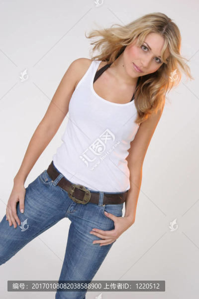 穿白襯衫的女孩