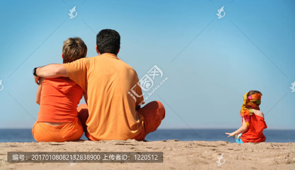 海灘上的家庭