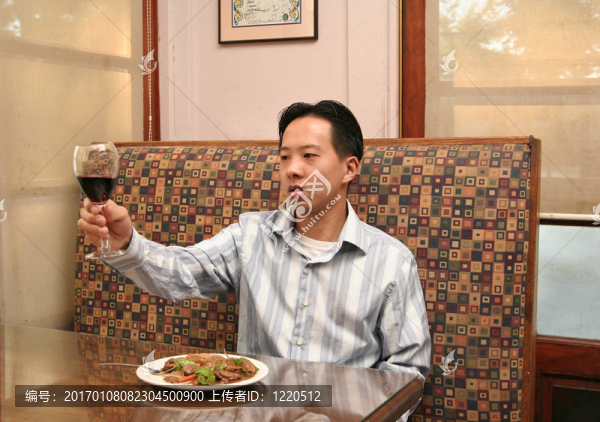商務(wù)男子歡呼與葡萄酒2