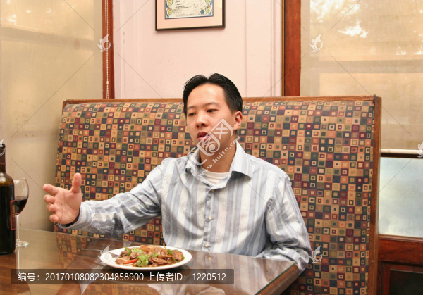 商務(wù)男子午餐討論