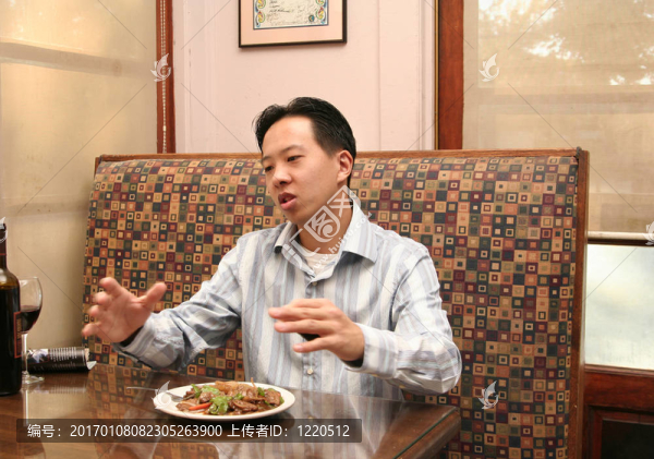 在午餐時間討論的商人2