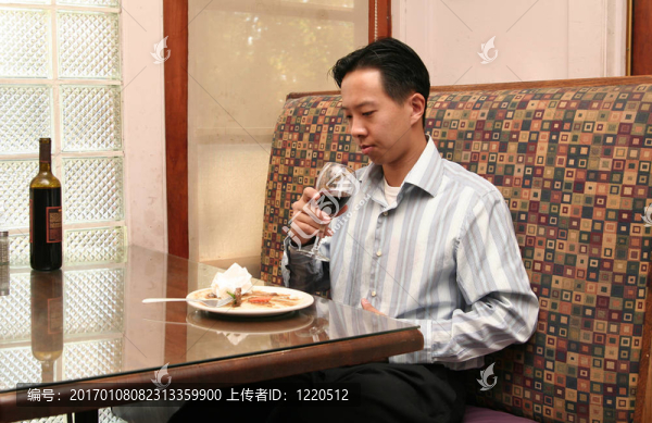 商務(wù)男人吃完午飯