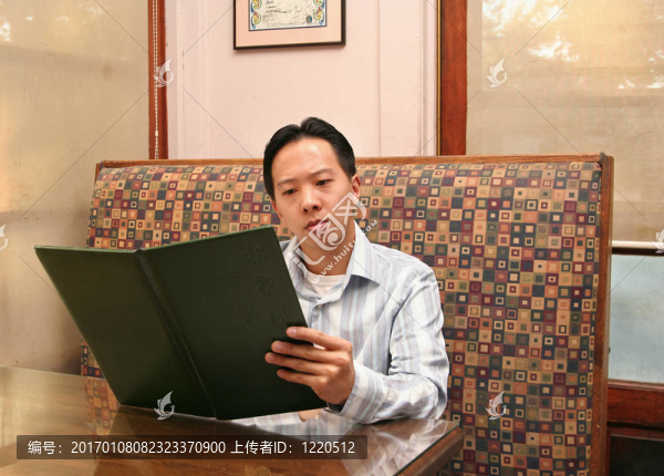 商務(wù)男子訂購午餐