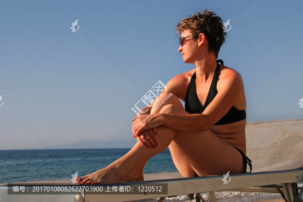 在海灘上放松的女人