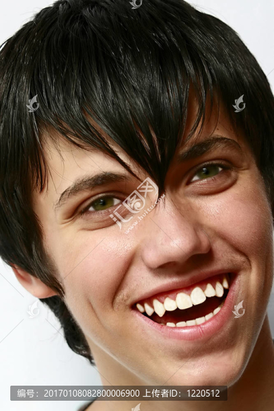 微笑的小男孩