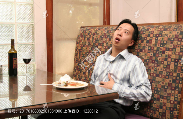 商務(wù)男子午餐后