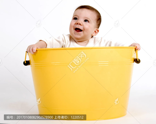 嬰兒在桶里
