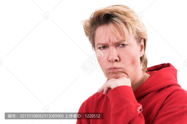 一臉的不高興