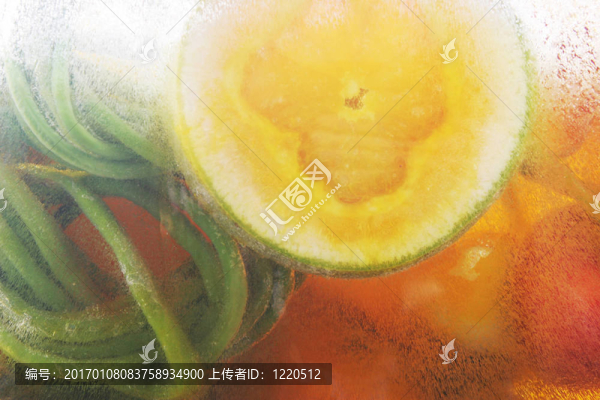 冰中的水果和蔬菜