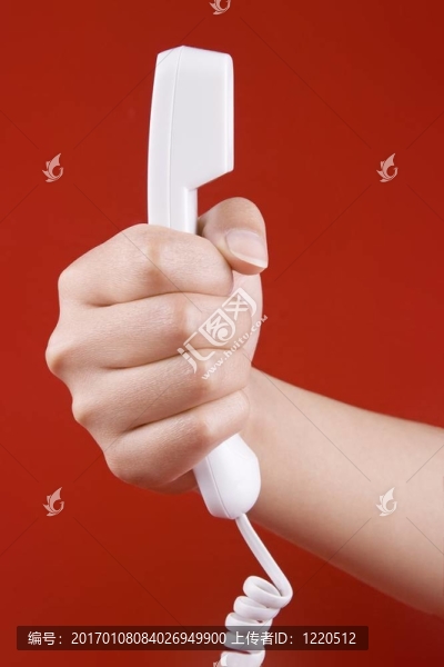 拿著電話聽筒