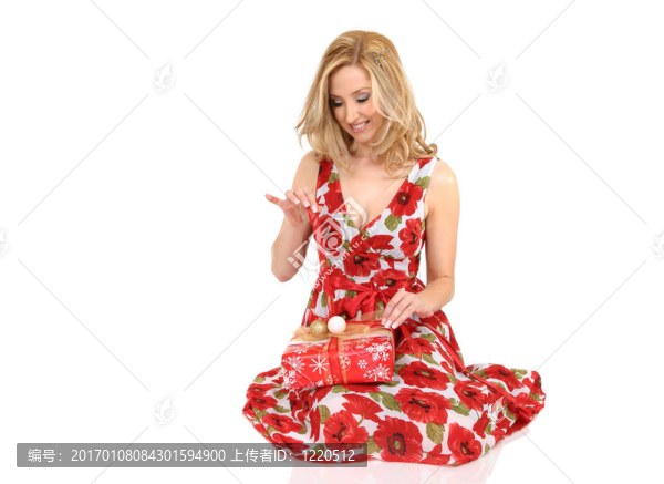 女打開一個(gè)圣誕禮物