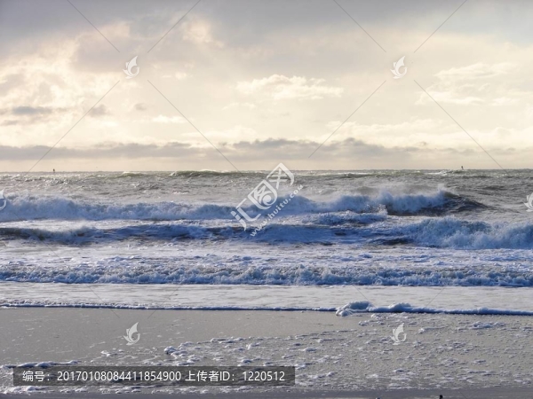海浪在沙灘上