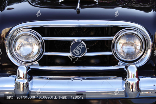 閃亮的黑色轎車