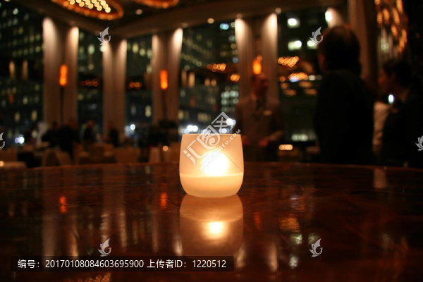 浪漫的餐桌上的蠟燭