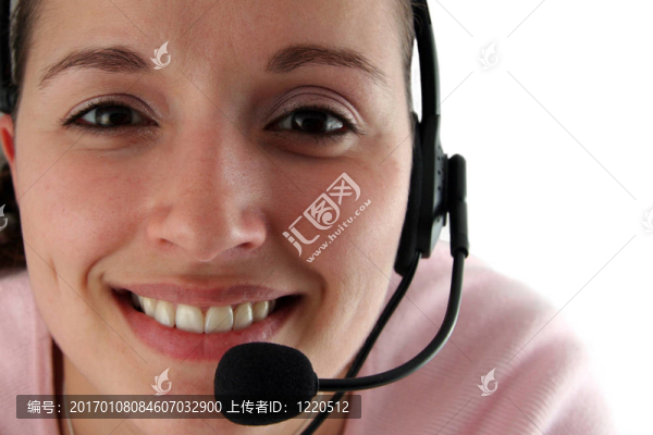 帶耳機的年輕女人