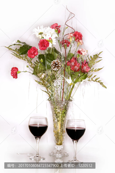 鮮花和紅葡萄酒