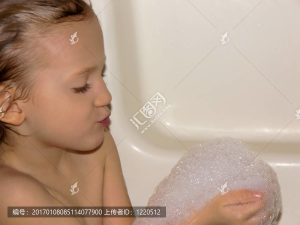 女孩吹泡泡