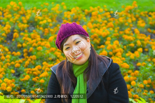 亞洲年輕女孩坐在花