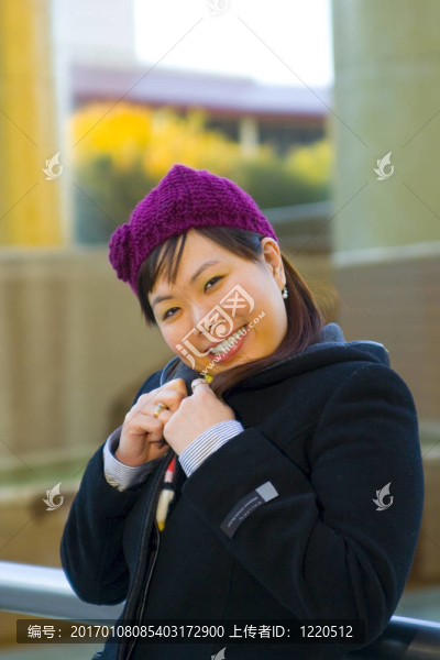 年輕的亞洲女孩站在2