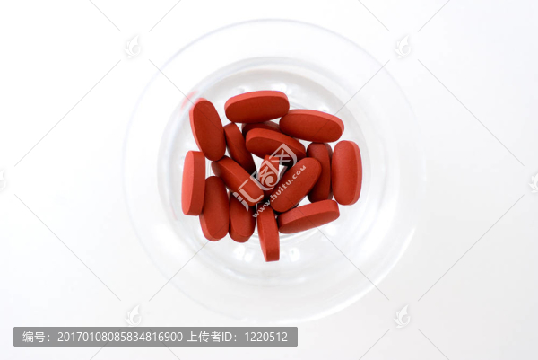 玻璃碗中的維生素藥丸