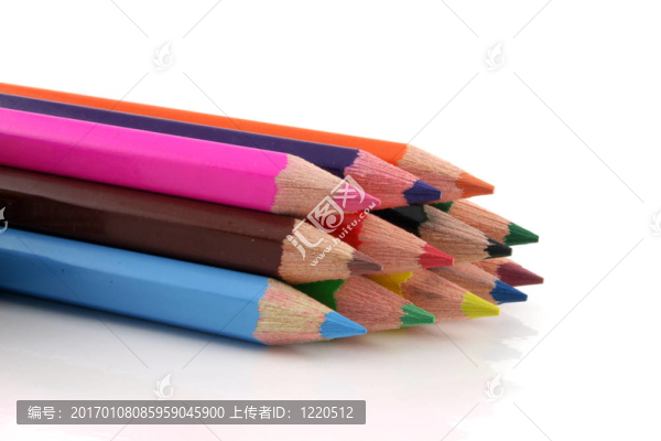 白色背景上的彩色鉛筆堆疊